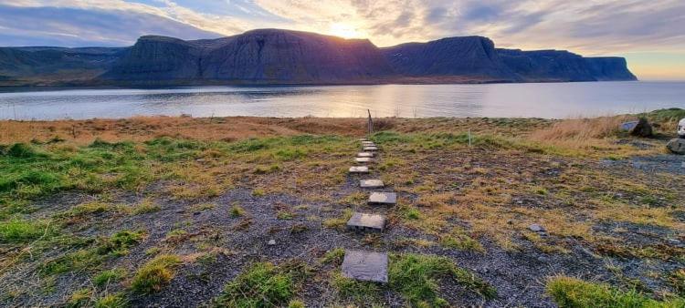 Kirkjubraut - Church Street Villa Talknafjordur Kültér fotó
