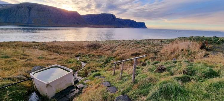 Kirkjubraut - Church Street Villa Talknafjordur Kültér fotó